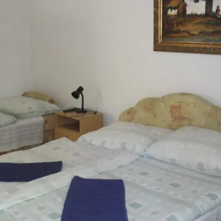 Fenyo Panzio Мако